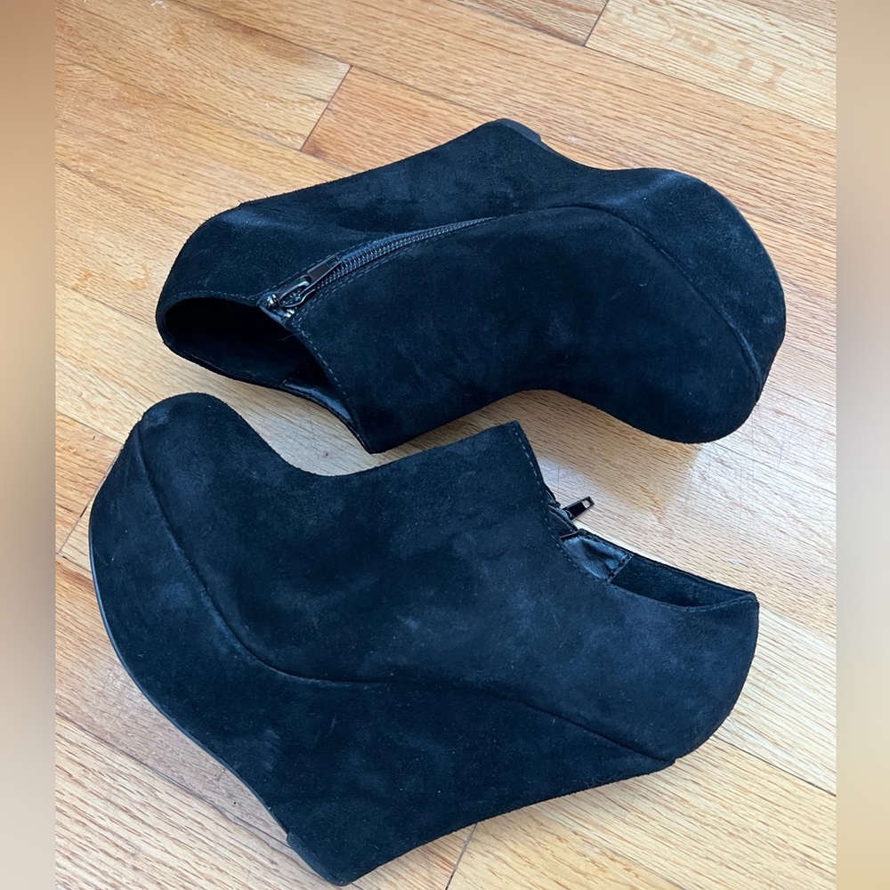 Steve Madden Pressure black ankle zip suede ankle wedge bootie sz 8